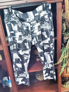 Jillian Michaels IMPACT Abstract Athletic Leggings in Black & White Size XL